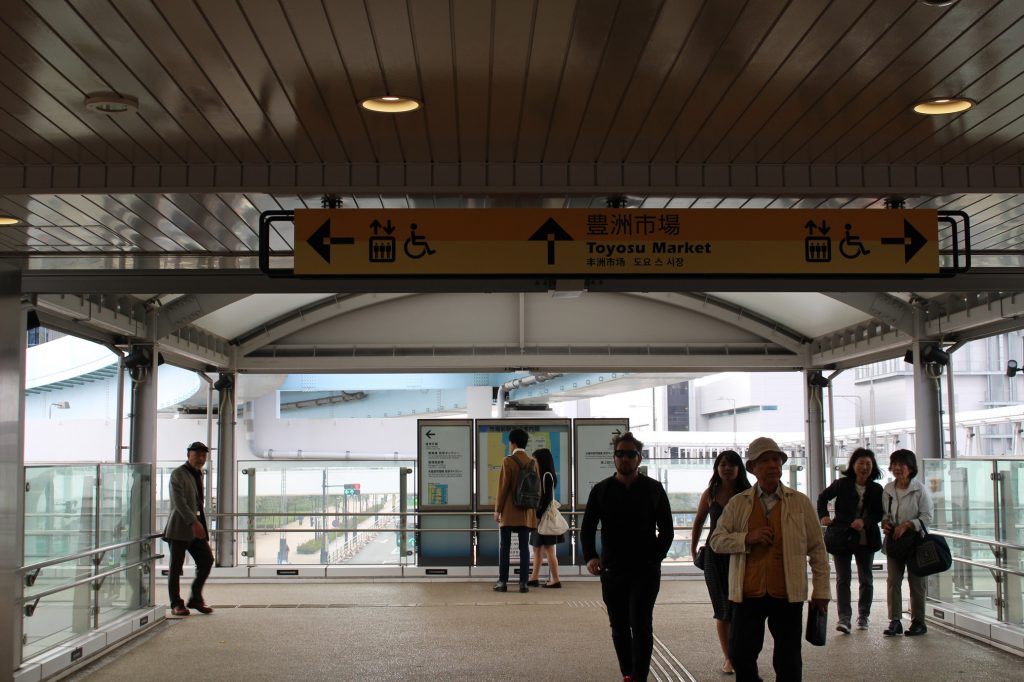 市場前駅から左に進みます