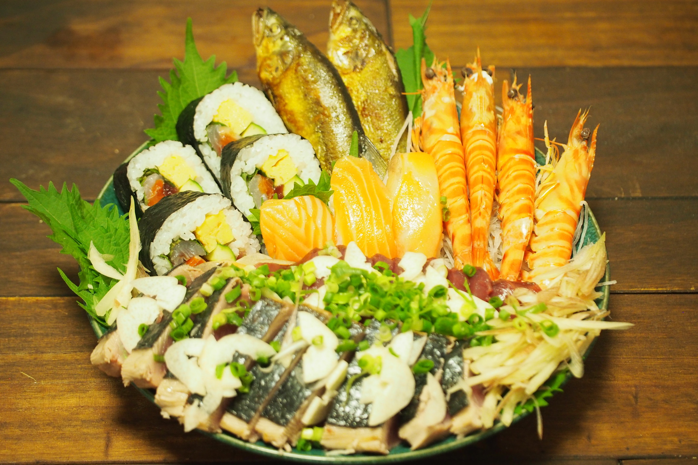 高知県の郷土料理『皿鉢料理（さわちりょうり）』がスゴイ！カツオの刺身やサバの姿寿司などを豪快に盛り付ける宴会料理！