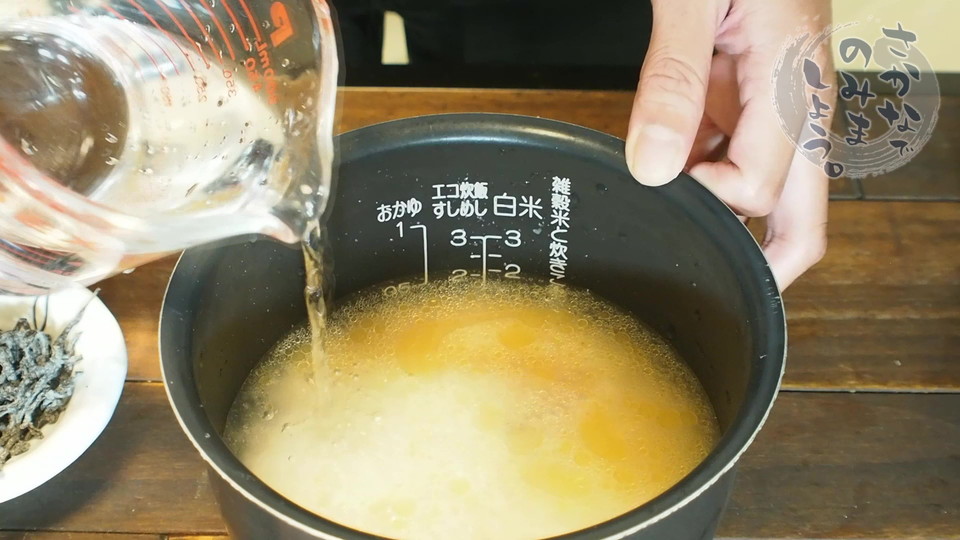 サバ水煮缶の煮汁を入れたあと水を加える