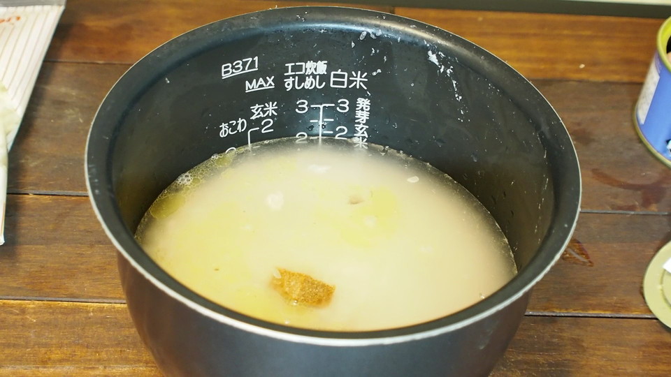 サバ缶の煮汁+水+コンソメで2合の位置になるように