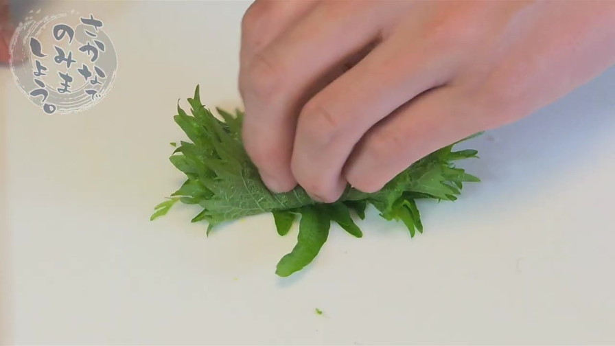 大葉は茎の部分を落とし、くるくると丸めると刻みやすいです